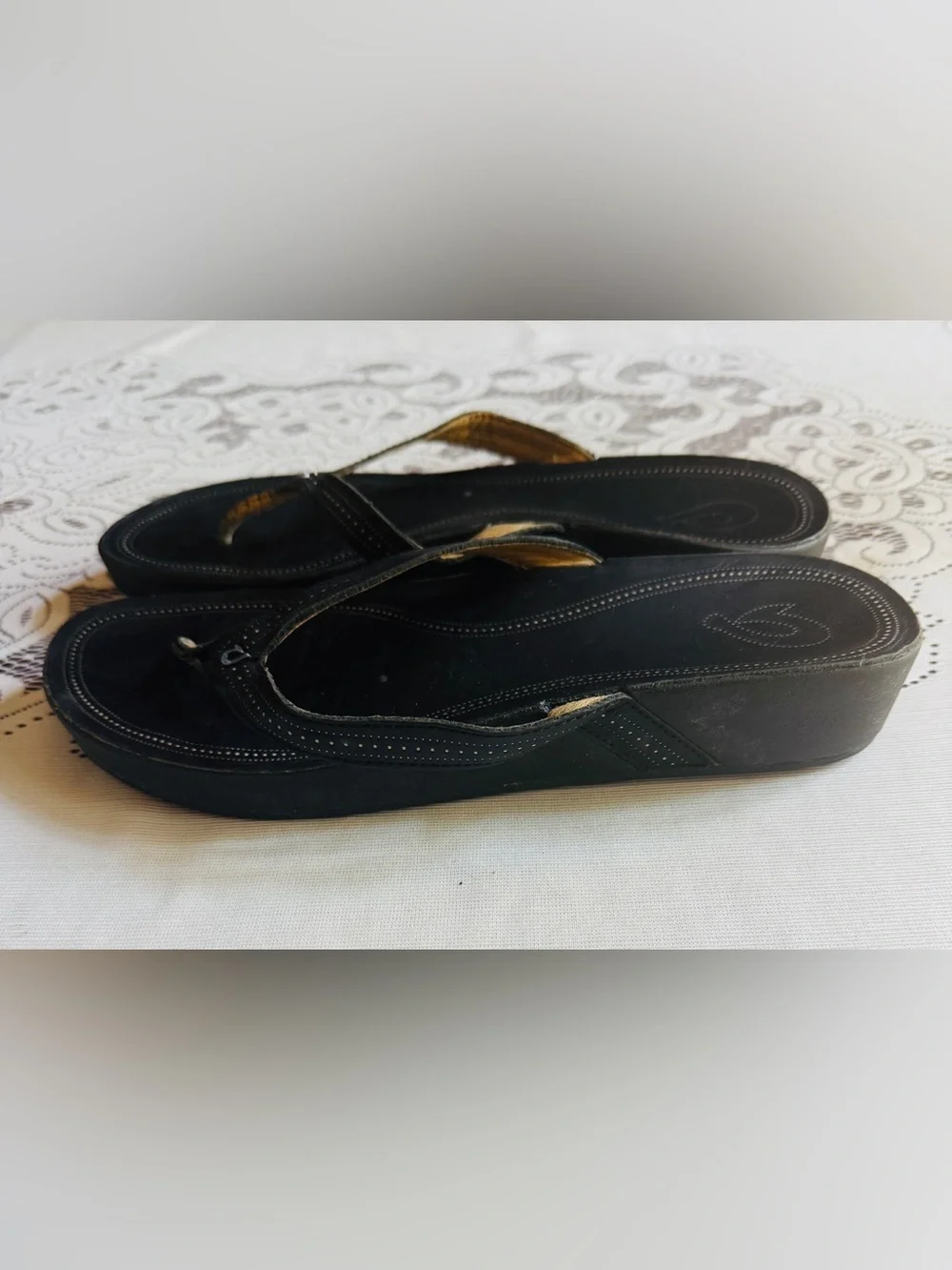 Women’s Black Wedge OluKai Leather Flip Flops with Arch Support Sz 10